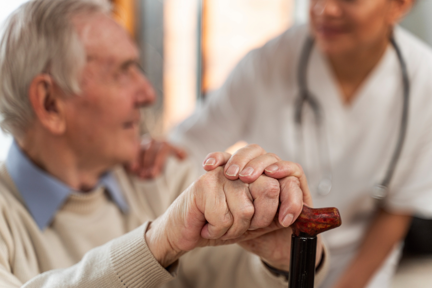 Homme senior avec médecin